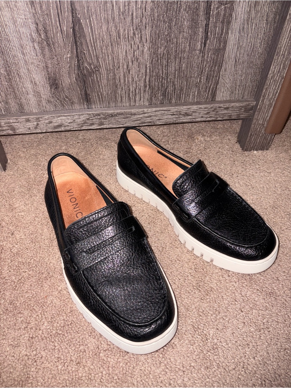 Vionic Women’s Black Leather Slip-On Loafers 7.5 Wide